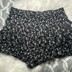 Plus size Black floral skort
